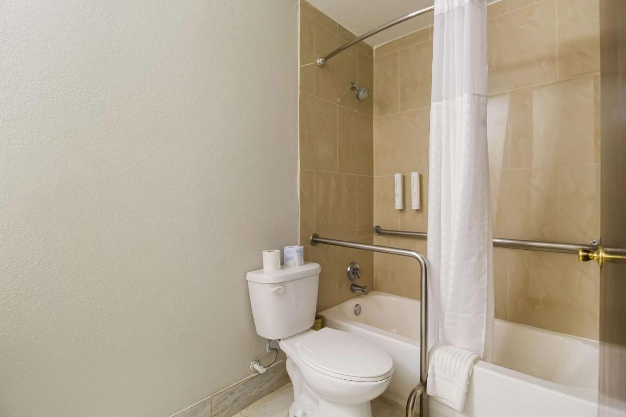 Hotel Clarion Pointe Lake Jackson Exterior foto